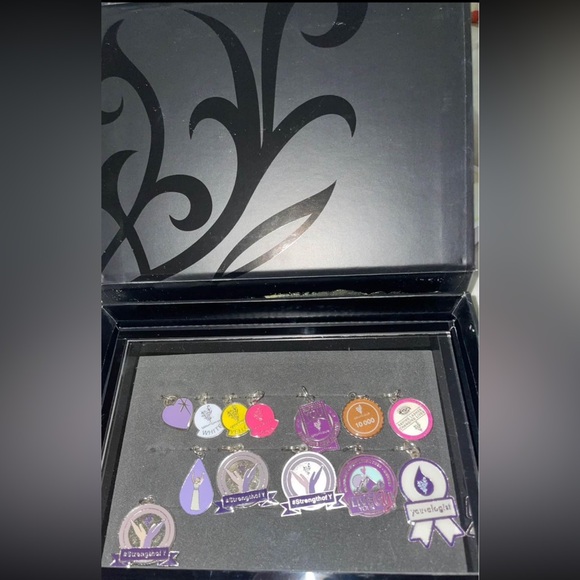 Younique Pink Status Shadow Box with Charms - Picture 3 of 6